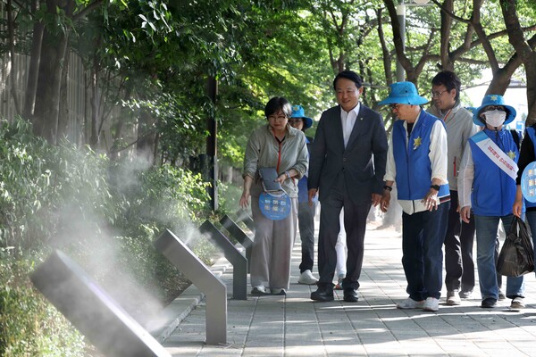 ▲ 폭염저감시설(쿨링포그) 운영 상황 점검하는 김찬진 동구청장.