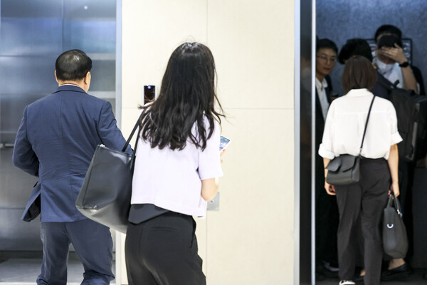 ▲ 김건희와 관련한 의혹을 수사하는 민중기 특별검사팀이 압수수색을 위해 3일 서울시내에 위치한 삼부토건 사무실로 들어가고 있다. /뉴시스