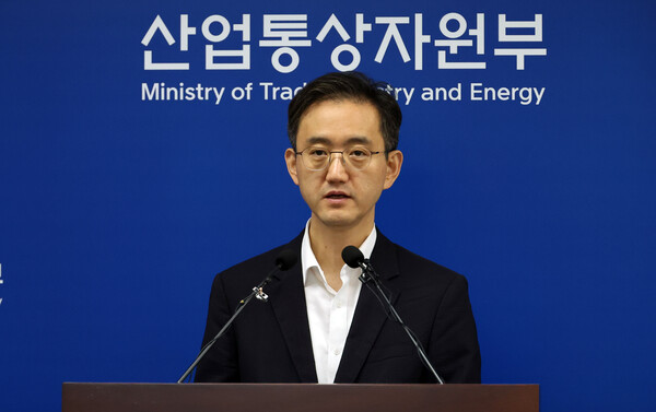 ▲ 유법민 산업통상자원부 투자정책관이 3일 세종시 정부세종청사에서 2025년 상반기 외국인직접투자 동향을 발표하고 있다. /뉴시스