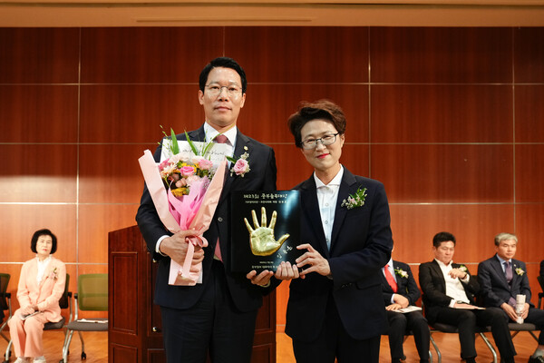 ▲ 포천시의회 임종훈 의장 '제23회 중부율곡대상' 기초정치 부문 대상 수상 모습.