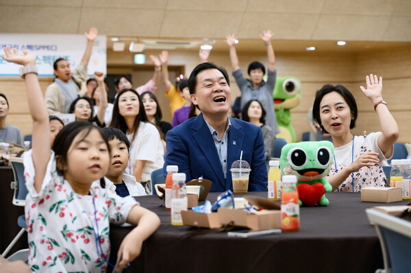 ▲ 이재준 수원특례시장이 패밀리 데이 참가자들과 함께하고 있다.