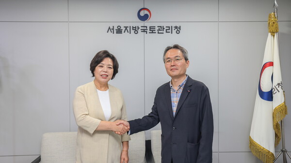 ▲ 신계용 과천시장(왼쪽)과 김영한 서울지방국토관리청장(오른쪽).