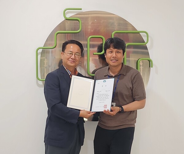 ▲ 야탑유스센터 수상 사진(왼-경기도청소년활동진흥센터장 권구연, 오-야탑유스센터장 이재영).