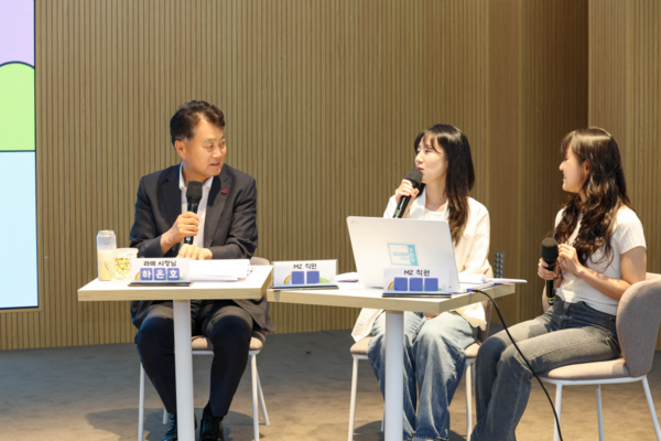 ▲ 하은호 군포시장과 MZ세대 대표 직원들이 소통하고 있다.