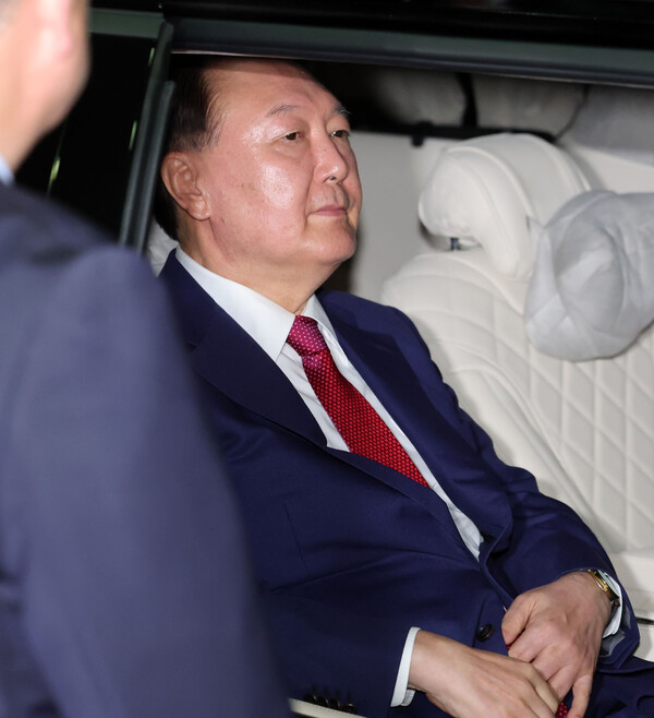 ▲ 윤석열 전 대통령이 5일 오후 서울 서초구 서울고등검찰청에 마련된 내란특검 사무실에서 2차 대면 조사를 마친 뒤 귀가하고 있다. /뉴시스