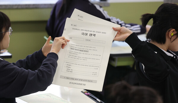 ▲ 2026학년도 대학수학능력시험 6월 모의평가가 실시된 지난달 4일 대구 수성구 대구여자고등학교에서 3학년 학생들이 문제지를 배부받고 있다. /뉴시스