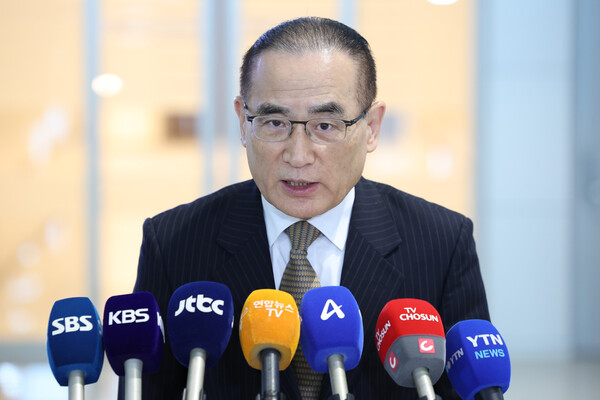 ▲ 위성락 대통령실 국가안보실장이 6일 오전 인천국제공항 제2여객터미널에서 미국으로 출국하기 전 취재진 질문에 답변하고 있다. /뉴시스