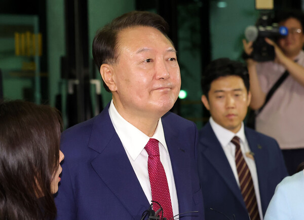 ▲ 입술 굳게 다물고 귀가하는 윤 전 대통령. /뉴시스