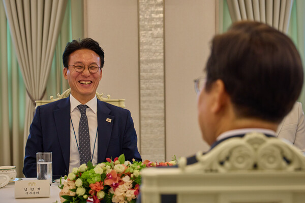 ▲ 김민석 국무총리와 환담하는 이재명 대통령. /뉴시스