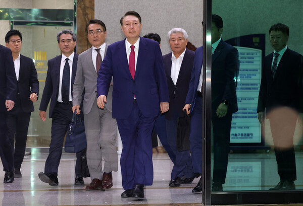 ▲ 윤석열 전 대통령이 5일 오후 서울 서초구 서울고등검찰청에 마련된 내란특검 사무실에서 2차 대면 조사를 마친 뒤 귀가하고 있다. /뉴시스