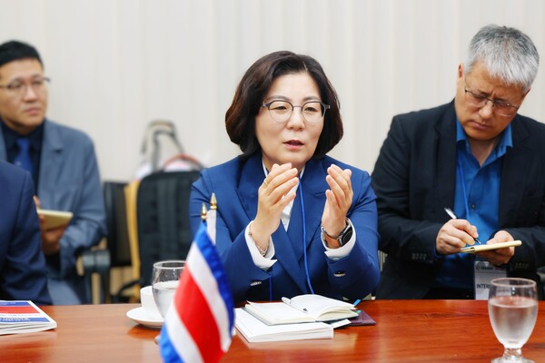 ▲ 코스타리카 산호세 대통령궁에서 제1부통령과 면담하고 있는 김보라 안성시장.
