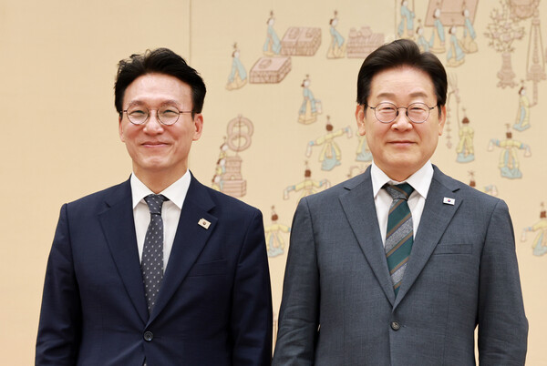 ▲ 이재명 대통령, 김민석 신임 국무총리에 임명장 수여. /뉴시스