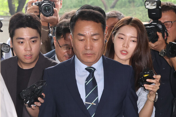 ▲ 김계환 전 해병대사령관이 7일 오전 서울 서초구 이명현 순직 해병 특별검사 사무실에서 열린 소환 조사에 출석하고 있다. /뉴시스