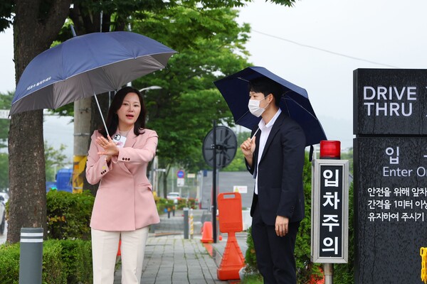 ▲ 서울특별시의회 윤영희 의원이 드라이브스루(DT) 매장 구조적 안전시설 점검을 실시하고 있다.