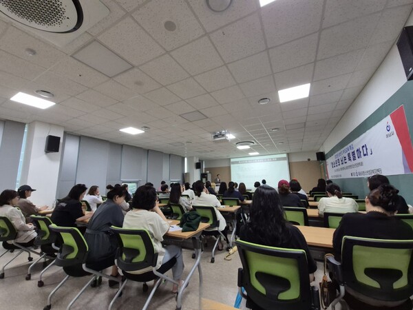 ▲ ‘찾아가는 부모교육’ 특강에서 유재현 서울성모병원 교수가 ‘청소년의 뇌는 특별하다’를 주제로 강연을 진행하고 있다.