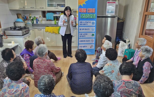 ▲ 경주시 보건소 관계자가 마을회관을 찾아 어르신들에게 폭염 대비 건강관리 요령을 설명하고 있다.