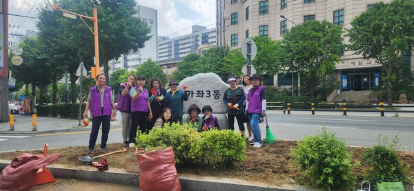 ▲ 관내 화단 정비 실시 후 기념촬영.
