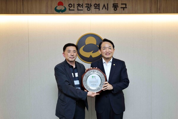 ▲ 감사패 전달받은 김찬진 동구청장.