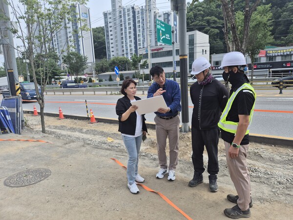 ▲ 광주시의회 조예란 도시환경위원장이 신현동 도로 공사 현장을 점검하고 있다.
