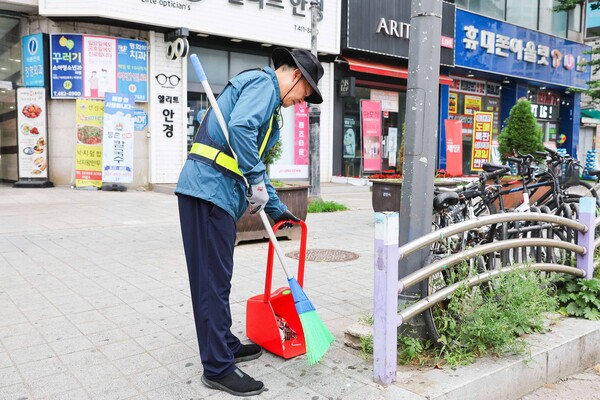 ▲ 안산시의회 박태순 의장이 단원구 선부동 동명아파트 삼거리 일원에서 환경미화원 업무 체험을 실시하고 있다.