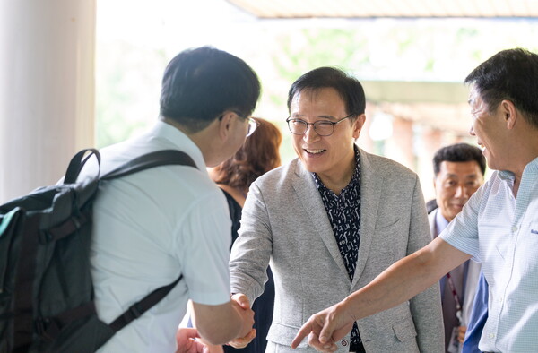 ▲ 학생들과 소통하는 임태희 교육감.