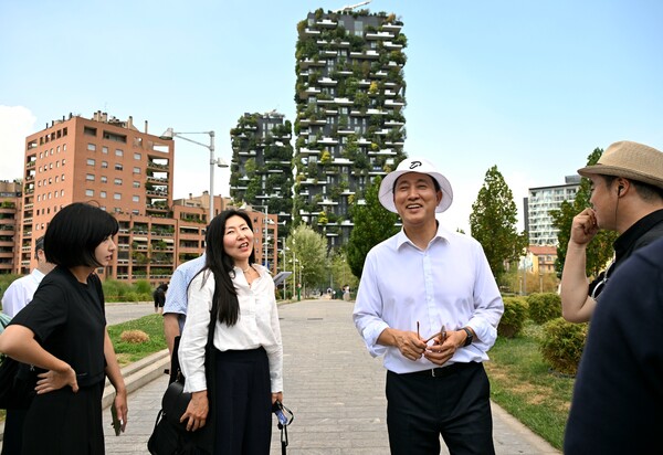 ▲ 오세훈 서울시장이 4일(현지 시각) 밀라노의 도시공간 혁신사례인 '포르타 누오바' 지구를 살피고 있다. /뉴시스