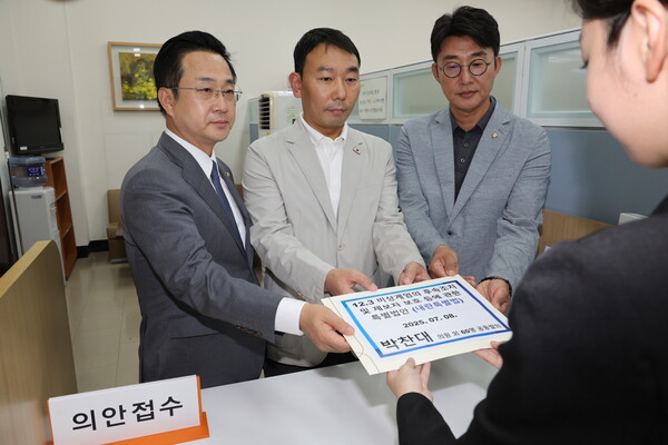 ▲ 박찬대 당대표 후보 발의 '내란특별법' 의안과 제출 모습. /뉴시스