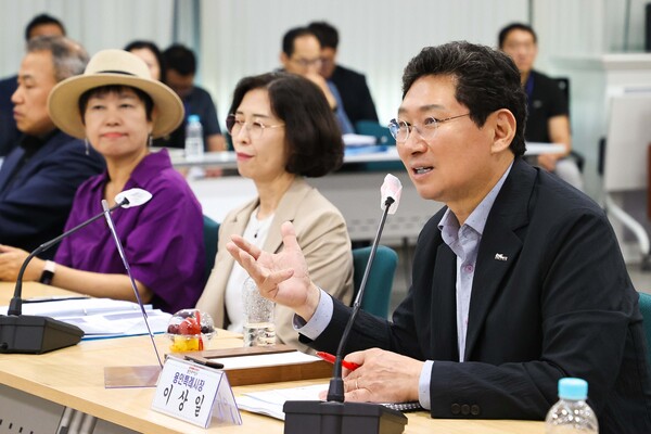 ▲ 이상일 시장이 처인구 초등학교 28개교 학교장들과의 간담회에서 각 학교의 현안과 건의사항을 청취하고 있다.