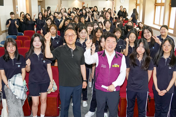▲ 해성국제컨벤션고 체인지 메이커 특별 강연 기념촬영 모습.