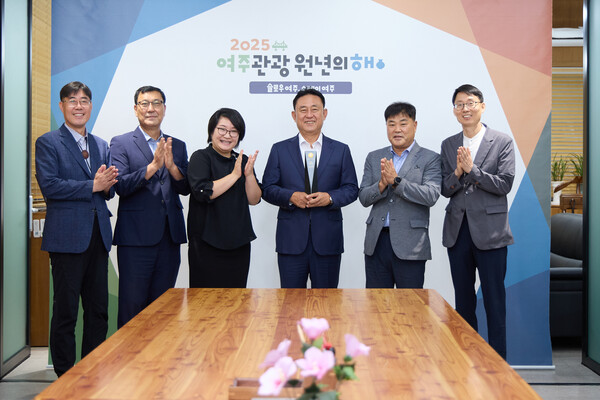 ▲ '대왕님표 여주쌀' 2025년 한국산업의 브랜드파워 조사 농산물 브랜드 부문 1위 선정 트로피 수상 모습.