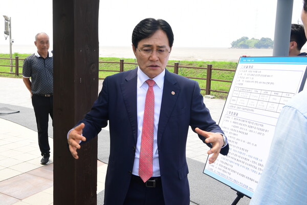 ▲ ‘석모도 미네랄 스파’ 노천탕 현장 점검하는 박용철 군수.
