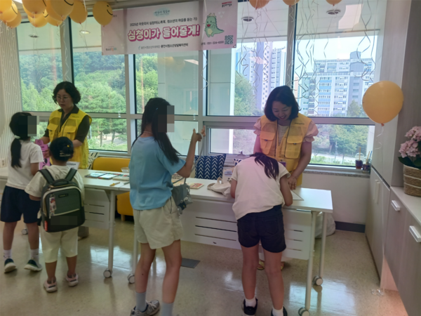 ▲ 청소년상담복지센터 흥덕분소에서 아웃리치를 진행하는 모습.