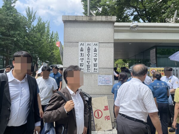 ▲ 9일 오전 윤석열 전 대통령의 구속 전 피의자 심문(영장실질심사)이 열리는 서울 서초구 서울중앙지방법원 동관 입구 앞에서 시민들과 방청객들이 줄지어 출입 절차를 밟고 있다. 경찰과 법원 방호 인력이 출입을 통제하며 신분 확인과 소지품 검사를 진행하는 등 평소보다 강화된 보안 조치가 이뤄졌다. /뉴시스