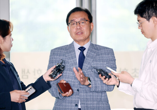 ▲ 순직 해병 수사 외압 의혹 사건을 맡은 이명현 특별검사가 지난달 26일 서울 서초구에 마련된 사무실 로비에서 취재진의 질문에 답하고 있다. /뉴시스