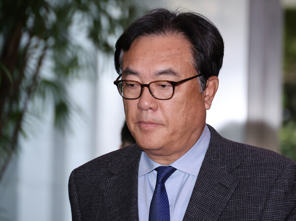 ▲ 정진석 당시 대통령실 비서실장이 지난해 12월 15일 서울 종로구 정부서울청사에서 건물을 나서고 있다. /뉴시스