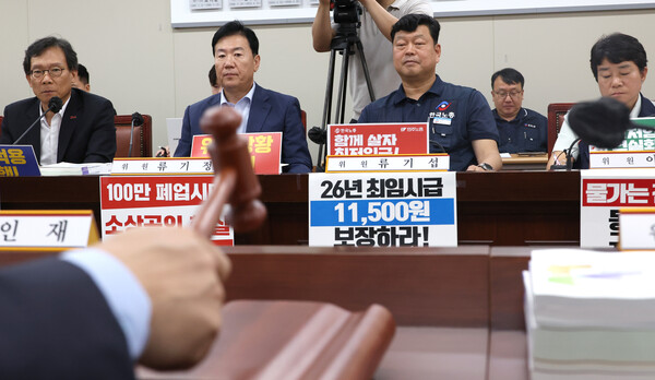 ▲ 지난해 7월 8일 세종시 정부세종청사에서 열린 최저임금위원회 10차 전원회의에서 노사 위원들이 이인재 위원장의 회의 시작을 보고 있다. /뉴시스