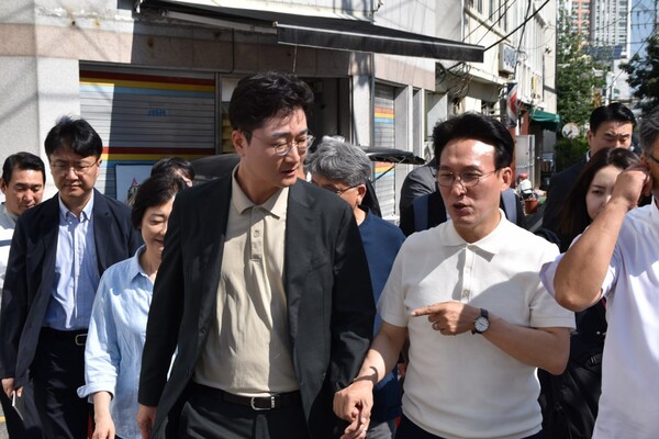 ▲ 김민석 국무총리가 9일 더불어민주당 장철민(대전 동구) 국회의원과 쪽방촌이 밀집한 대전 동구 정동 일원을 둘러보고 있다. /뉴시스
