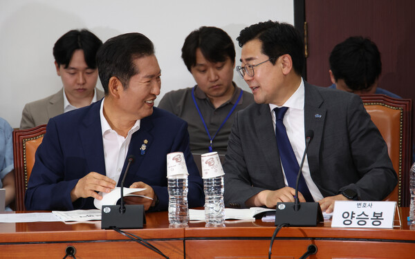 ▲ 더불어민주당 당대표 선거에 출마한 정청래(왼쪽), 박찬대 의원이 2일 서울 여의도 국회에서 열린 검찰개혁 토론회에서 대화 하고 있다. /뉴시스