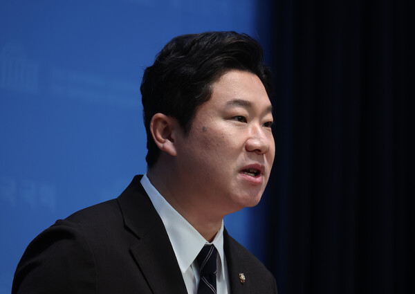 ▲ 당헌 개정 요구 기자회견하는 진종오 의원. /뉴시스