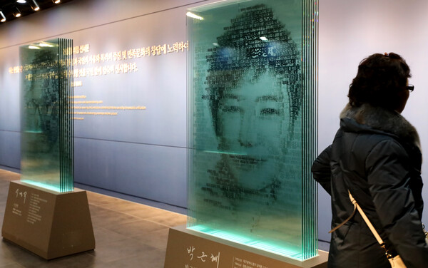 ▲ 박근혜 전 대통령의 초상화와 기록물들이 24일 세종시 어진동 대통령기록관에 전시, 일반에 첫 공개되고 있다. /뉴시스