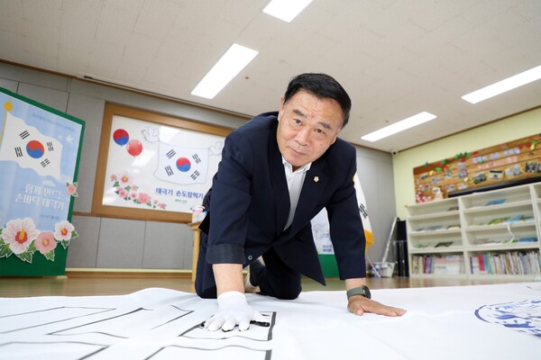 ▲ 수원특례시의회 이재식 의장 광복 80주년 기념 태극기 손도장 찍기 행사 참석 모습.