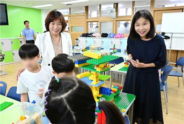 ▲ 서울특별시의회 심미경 의원(왼쪽)과 최호정 의장이 긴급 점검을 나가 학교 현장을 살펴보고 있다.