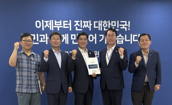 ▲ 이상일 용인특례시장(왼쪽 두 번째) '특례시 지원에 관한 특별법' 제정 촉구 건의문 전달 모습.