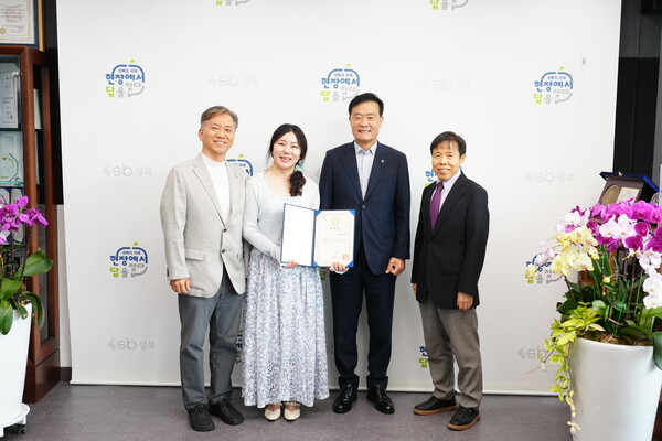 ▲ 이승로 성북구청장(오른쪽 두 번째)과 성북참요양병원 관계자들.