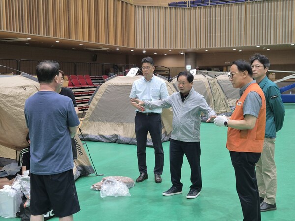 ▲ 주광덕 남양주시장이 임시대피소를 점검하고 있다.