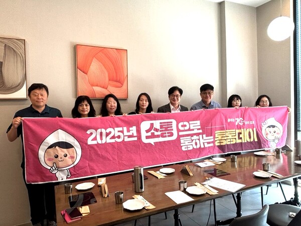 ▲ 김병수 김포시장(오른쪽에서 네 번째)이 민원여권과 민원담당 직원들과 '7월 소통으로 통하는 통통데이' 행사 후 기념촬영을 하고 있다.