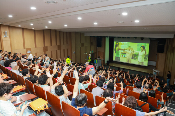 ▲ 군포시치매안심센터 영화 '오! 문희' 상영행사 전 관객들이 치매체조를 따라하고 있다.