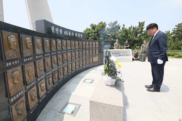 ▲ 도성훈 인천광역시교육감, 백령도 찾아 천안함 위령탑 참배·해병대 국군장병 격려 모습.