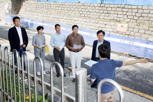 ▲ 복지건설위원회 위원들과 윤판오 의장이 남산성곽 문화재 보수공사 관계자에게 공사 현황을 듣고 있다.