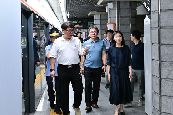 ▲ 경복궁역 비냉방 상황 점검하는 최호정 의장(오른쪽).